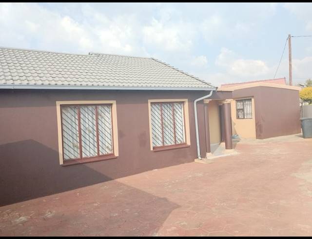 4 BEDROOM HOUSE FOR SALE IN LOTUS GARDENS